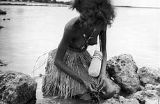 aboriginal australian aborigines arnhem australia woman aboriginals indigenous australians people land historical aborigine dilly bag archive territory 1950 history australianos