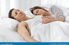 schlafen zusammen bett reflux nette paare ihrem ronco mitos asleep healthier residents verdades