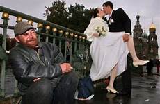 wedding russian couple bride hilarious husband disturbing photoshopped sees trend photographs scenes happy into