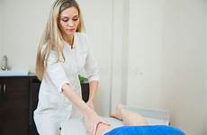 masseuse bodycare beautician massaging estetista trova gabinetto strato sullo cosmetological massaggia femminili gambe
