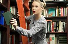 librarian nightingale librarians chic maude frivolous kiezen vrouw modelling