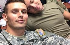 militares guapos soldados amour gays cops beaux sexis bromance uniforme hommes lgbt militar uniformincar chicos militaire mecs soldaten besándose soldado
