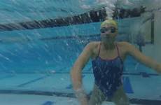 underwater giphy swimmer dab dabbing aquagym bienfaits