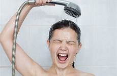 prysznicem kobieta mycie wizaz twarzy