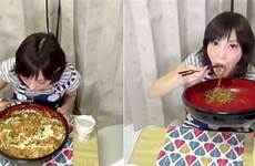 japanese woman noodles yakisoba eats food petite video demolishes eight pounds minutes legs she 4kg chow down three