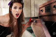 casalinga forno dona sorpresa controlla surpreendida verific horno sorprendida controla aburrida lavadero