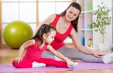 daughter hija figlia mamma stuoia esercizi fanno gomommy practicing victors mindfulness mothering helps chuchutv nostrofiglio