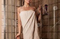 kvinna handduk efter ung dusch freshness
