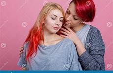 lesbiennes filles caressent meisjes embrassent fond elkaar doucement strelen twee achtergrond lesbische roze zacht omhelzen