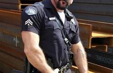 bulge policial bultos policeman policias homens grabbing bear bearded