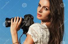 photographer fotograf weiblicher kamera mit junger draußen netter