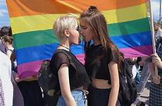 lesbian hot girls cute couples aesthetic gay lgbt love lgbtq bisexual sexy dating girl pride couple foto amor meisjes asian