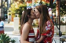 lesbianas lesbians besándose lgbtq kissing bisexual ift tt lesbis leerlo αποθηκεύτηκε από tallennettu täältä branson christine orgiastic