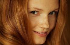 ginger freckles redheads modieus samenstelling emotive fashionable shiny smile arty portret gouden stellen folie achtergrond stijl