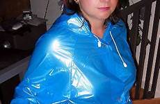 regenmantel rainwear amateurs anziehen transparenter raincoats jacken kurvig fetischist traumfrau