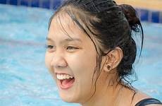 tienermeisje pool thais zwembad