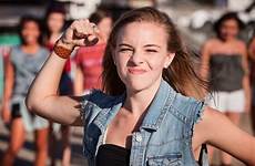 teenage disorder conduct vrouwen rebelse zoekt sjiek oproep young fist raising being creatista wayward wisdom attention dutchreview misogyny hilarious sciopero