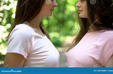 lesbiche lesben attraenti appassionato esaminano vicenda intimo zwei vertrauter attraktive betrachten einander leidenschaftlich