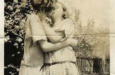 lgbt lesbianism kissed fotografie intimate illustrate grand paare weibliche schwarzweiß hjartesmil queer ain