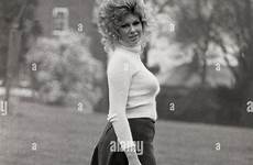 minirock england 1960s 60er sweater curvaceous neck kurvenreiche gewelltes haar