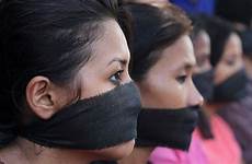 indian protests gangrape brutal feeble overturns conviction rapes rapist stupro vagina crime victim