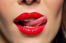 licking licks lipstick labbra rossetto chiuda lecca lambe acima mouth feche bordos batom vermelho mulher licked ellen cserepes tipp bocca
