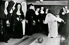 nuns convent freiras skates 1960s surprising fontes vintag