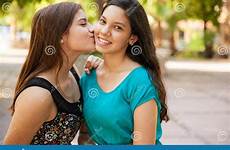 cheek besar amico baciare migliore hispanic smiling