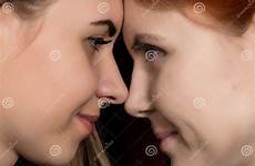 lesbiche accogliente baciano atmosfera amiche graziose abbracciano amicizia felice