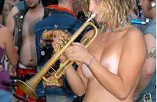 trumpet musiciennes musicians nues katerina hartlova musicienne 2folie soir concert smutty sniz sweetlicious