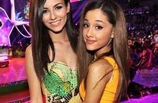 ariana grande victoria justice awards choice kids victorious dress versace atelier celebrity arch kissed made who spears tbt duet arianna