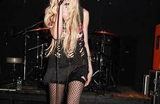 taylor momsen york reckless pretty flashes band her skinny crowd performs she got yesterday magazine paper party