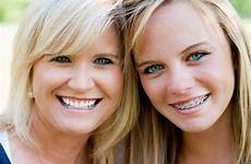 braces adolescente fille hija orthodontics figlia bonding indirect mère teenager abraza esteem boost longs heureuse cheveux sourire accolades orthodontic archivo