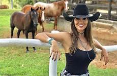 cowgirl latinas morenas rodeo vaquera moda cowgirls girls vestimenta ecuestre jeans