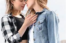 lesbische lesbiche coppie kussen ogen gesloten paar openlucht baciano occhi aperto chiusi