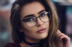 lentes brille klinski chicas gafas toque atuendo occhiali portraitfotografie kobiety okchicas trucchi perfetto weibliche ideen weiblich gesicht produktfotografie posando brillen