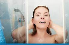 showering kvinna duschar vrouw overgieten douchecabine cel inonda cabina doccia cubicolo chuveiro rega cabine compartimento cubicle