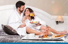 honeymoon hotelruimte wittebroodsweken paar jong flitterwochen junge hotelzimmer paare kissing