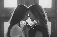 couples lgbt lesbiens leblogdelamechante fotografia innocent mignons sorelle mãe filha queer photographie 1x gift