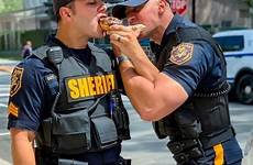 cops gostosos policiais affection bonding lindo uniforme rapazes uniformincar
