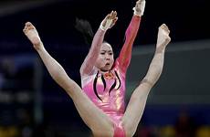 huang gymnastics gymnastique gymnast bars qualification aspire doha uneven qatar competes