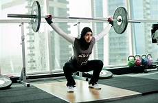 weight muslim women sport female lifters arab training weightlifters al amna haddad emirates united weightlifting lifting ramadan body woman gym