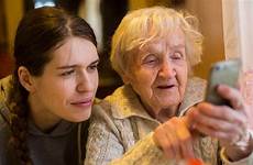 intergenerational smartphone elderly granddaughter anziani friendships adobestock semplificare ottimizzare telefono cose