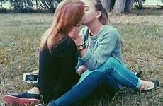 kissing lesbiennes lesbianas chicas besándose besos lesbien mignons besando lesbiens lgbt filles amoureuses