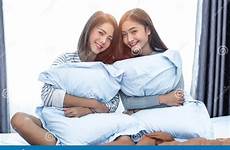 zoete levensstijlen lesbienne gelukkige slaapkamer aziatische twee schoonheid