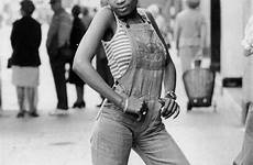 afro african overalls 1970s 1970 noir nostalgiarama hairstyle beautiful salopette afros refinery29 wearing tendenze tornati vintag taofeminino jaren cosmopolitan salvato