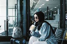 hijab gaya minum cocok berhijab kekinian ootd sambil temonggo papan bandara