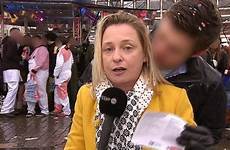 groped reporter colonia cologne reportera carnaval covering vivo cnnespanol