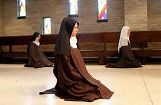 carmelite nuns nun life sister monastic consecrated discalced monastery prayer st joseph catholic sisters church center ignatian discernment priest chapel