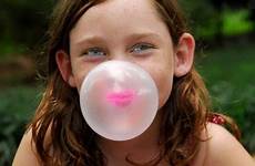 gum blowing sopro bolha bulle gomme soufflement masticare salto gomma chewing childhood b5